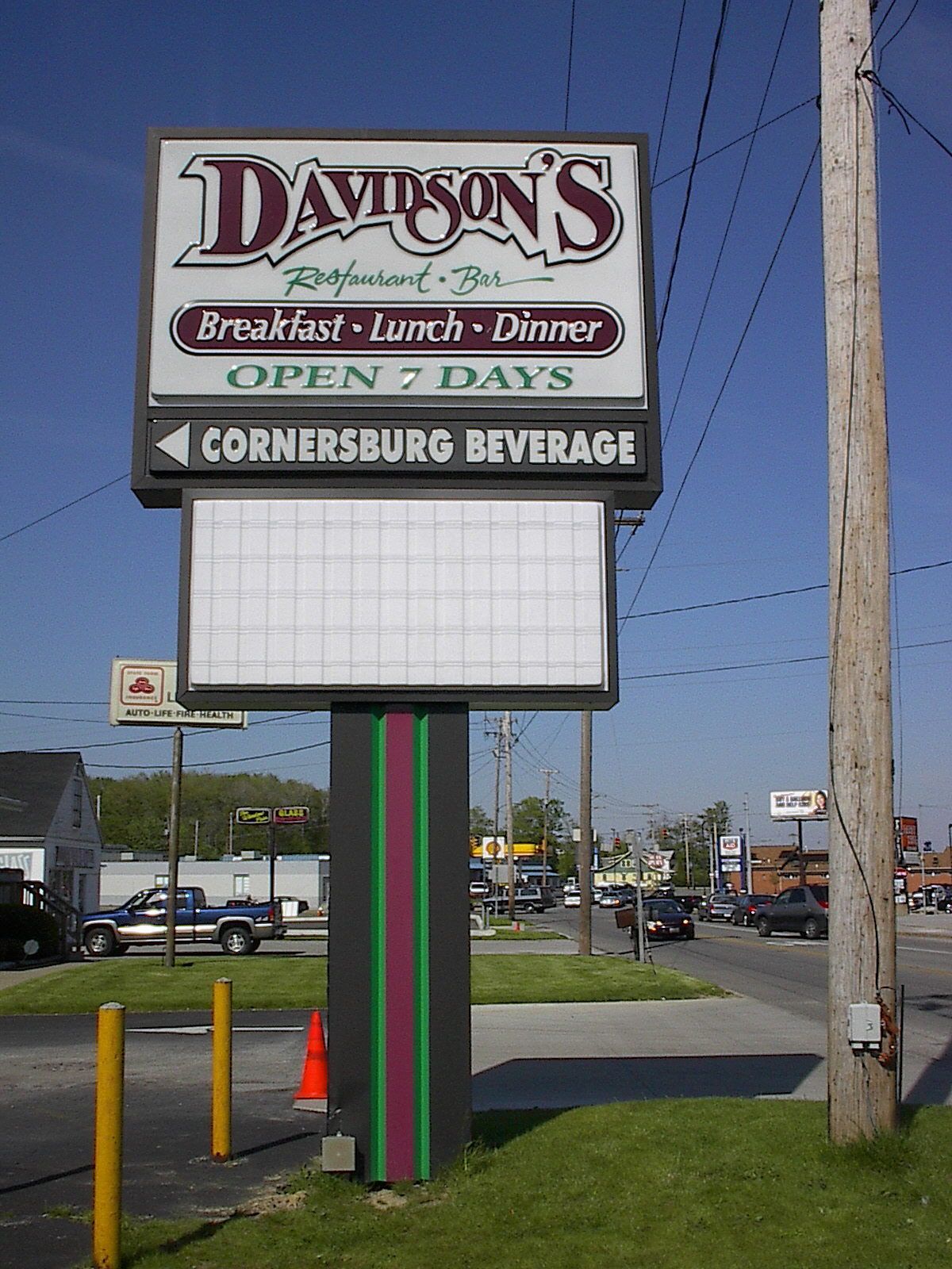 a sign for davidson 's breakfast lunch and dinner