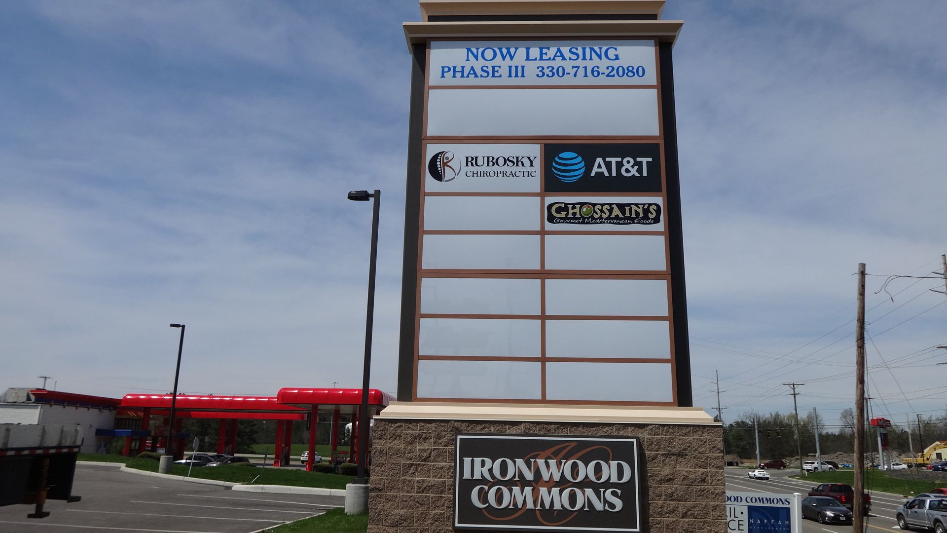 a sign that says ironwood commons on it