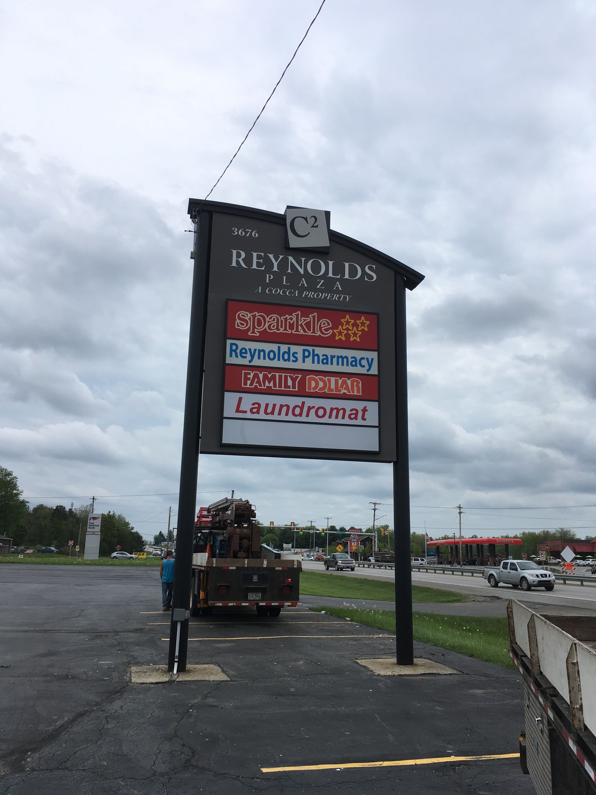 a sign in a parking lot that says reynolds plaza