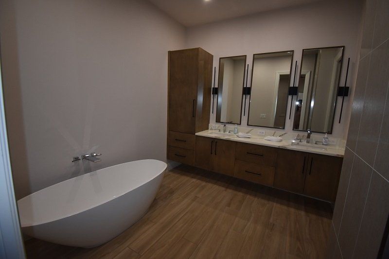 A bathroom with two sinks and a bathtub.