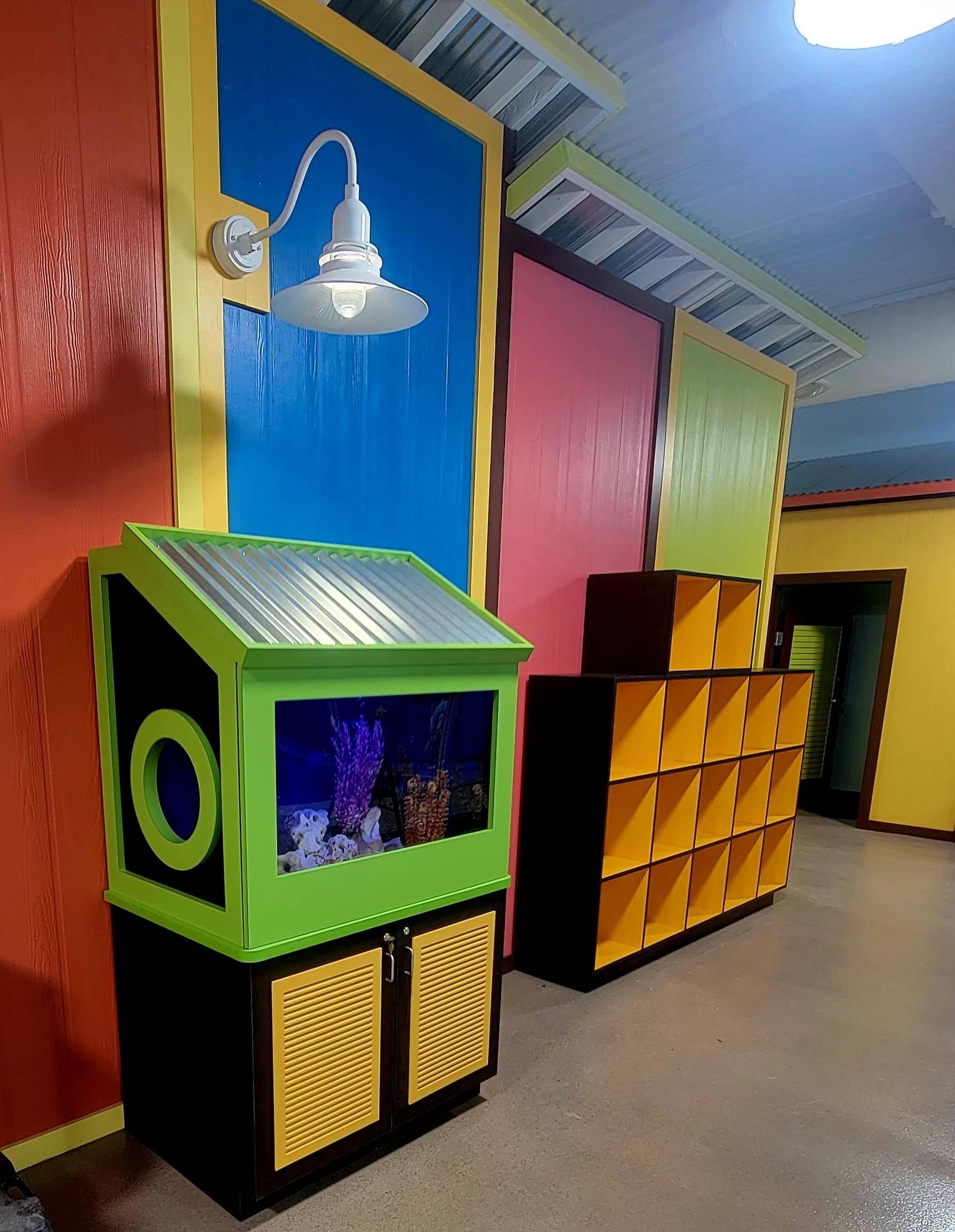 A green aquarium with the letter o on it