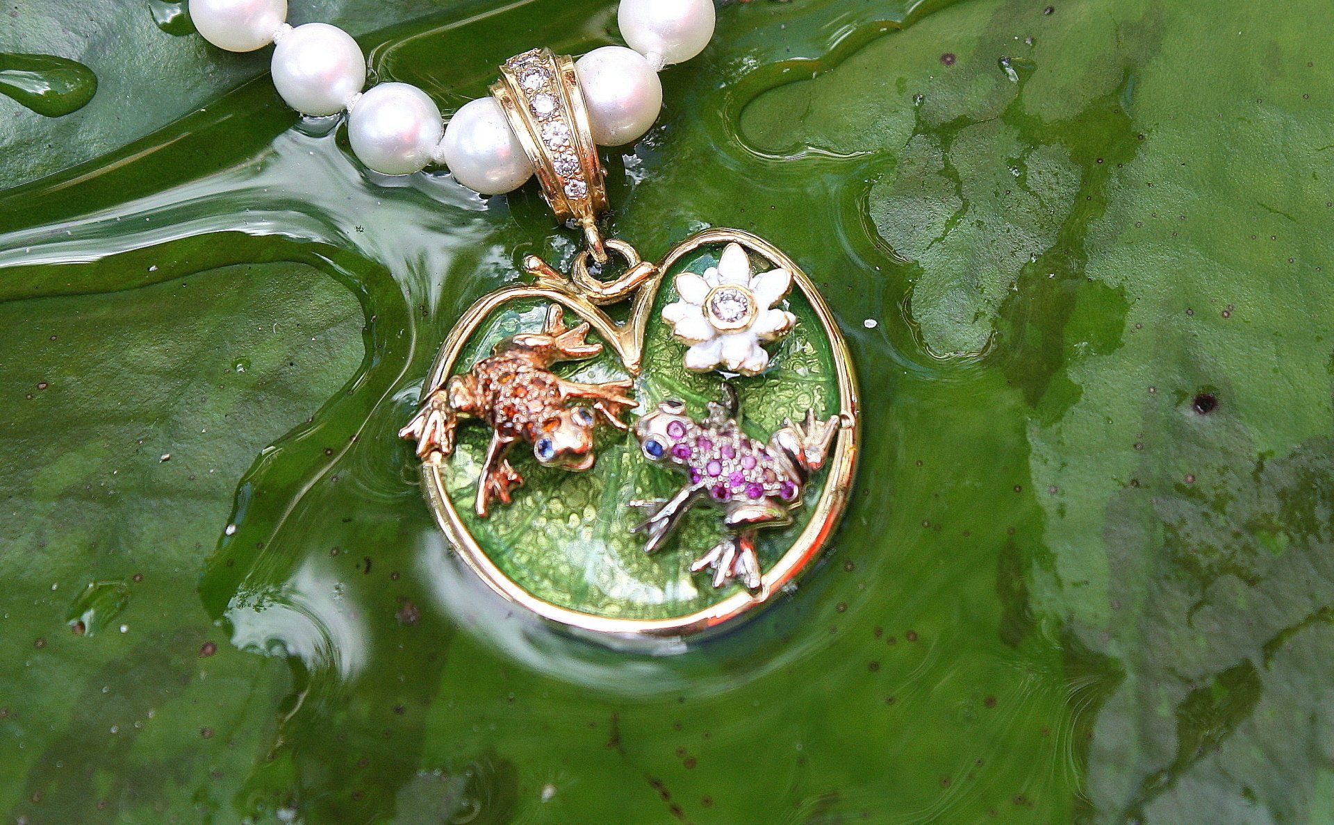 frogs pendant