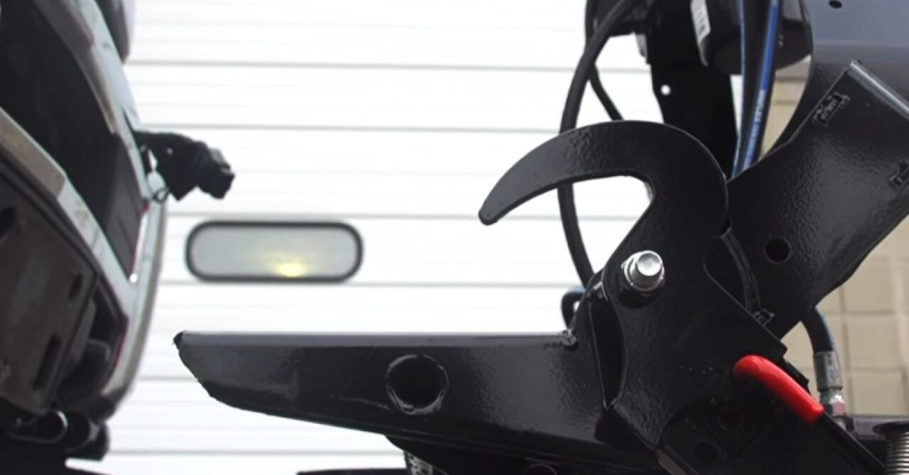 A close up of a hook attached to a vehicle