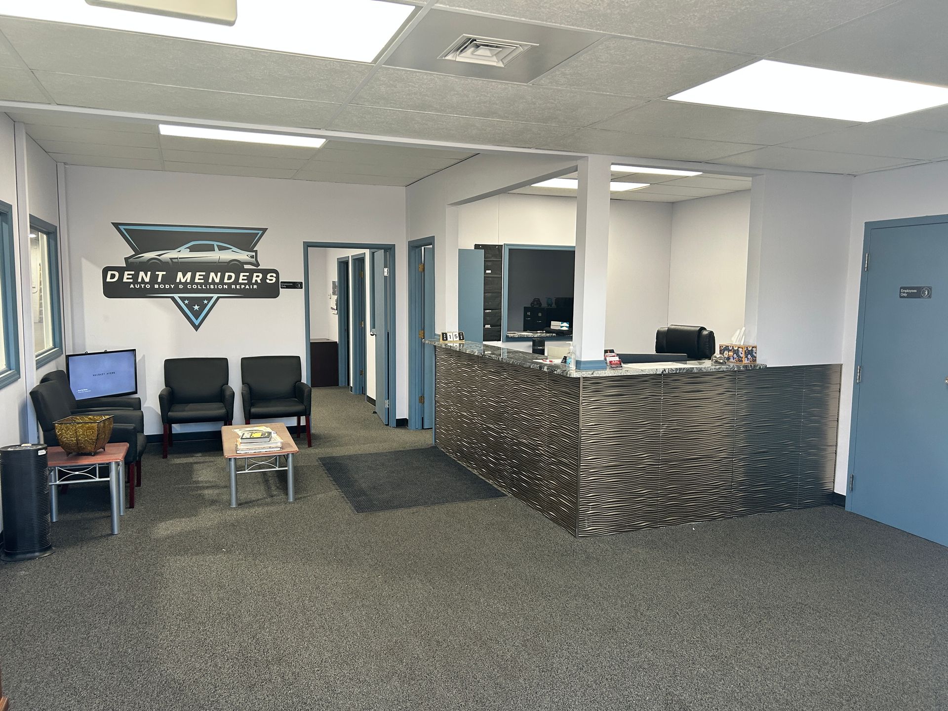 A waiting room with a sign on the wall that says dent masters