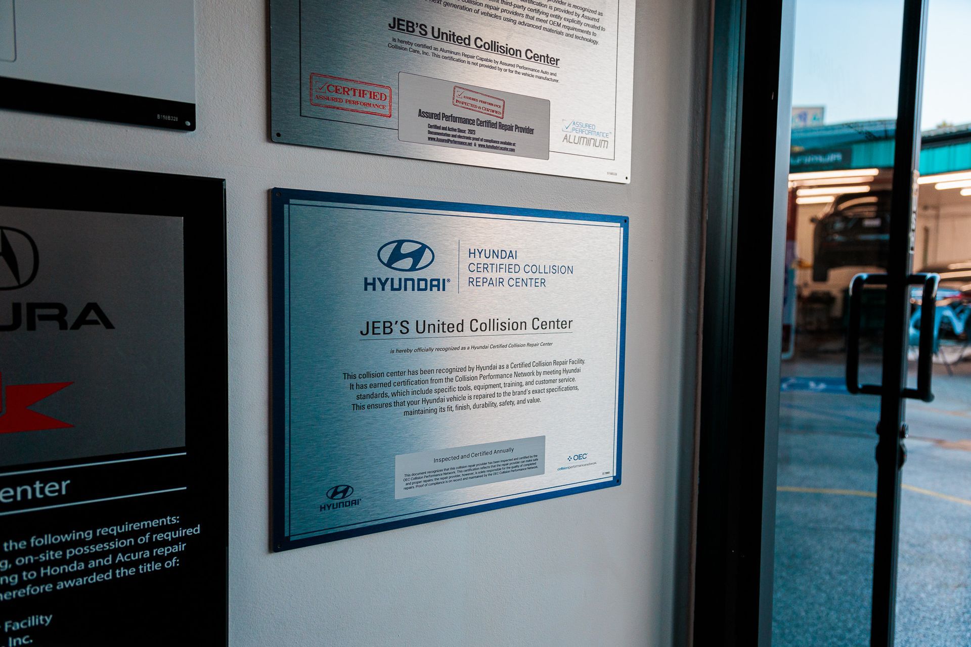 A sign on a wall that says hyundai on it