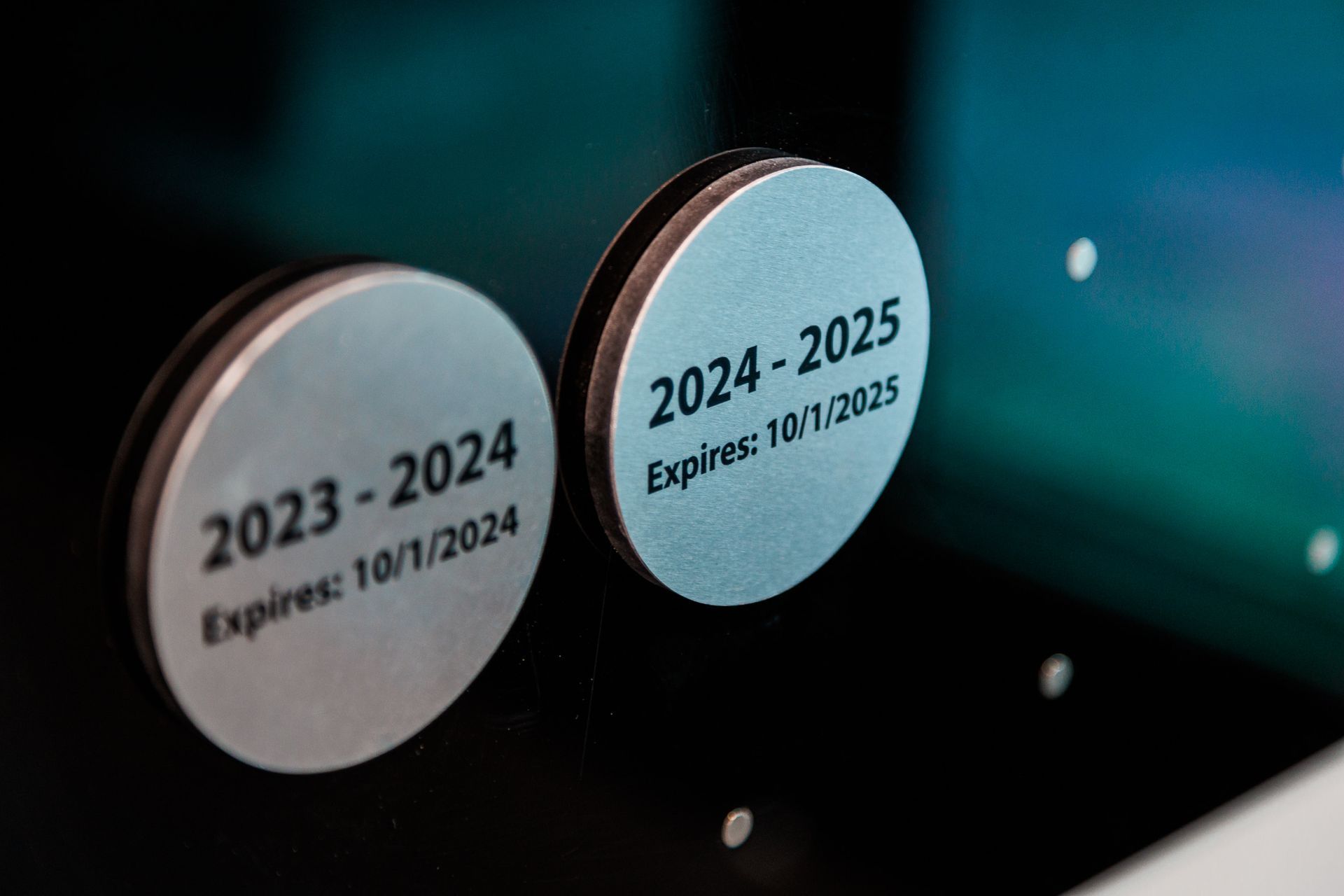 Two circles with the dates 2023 and 2024 on them