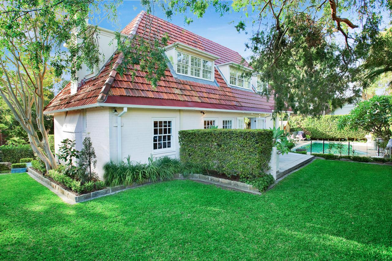 house with trimmed lawn