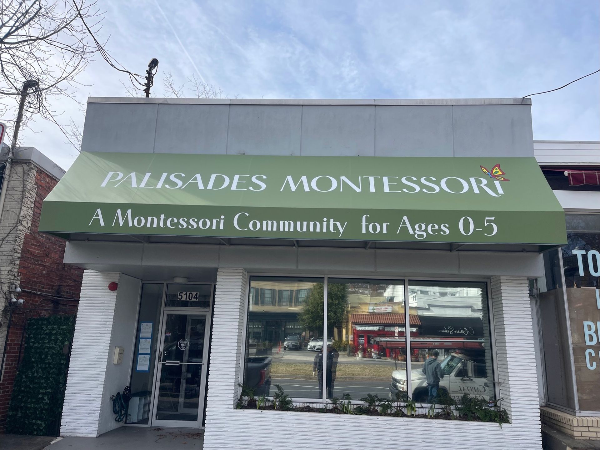 Storefront sign for “Palisades Montessori,” a Montessori community for ages 0–5.