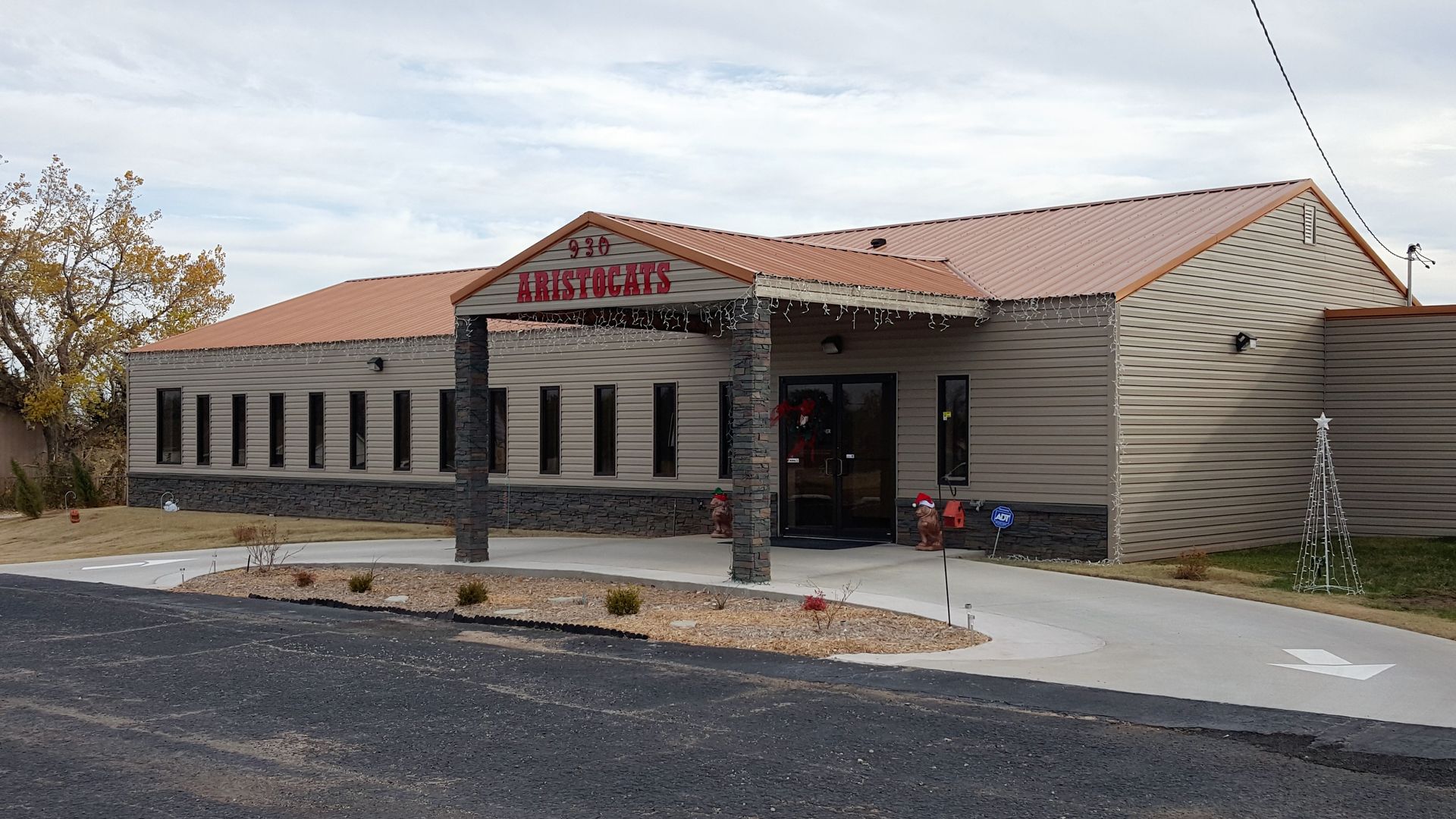 Restaurant building with a brown roof and an entrance, on a cloudy day.