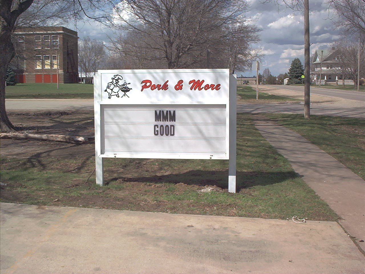 A white sign that says park & more on it