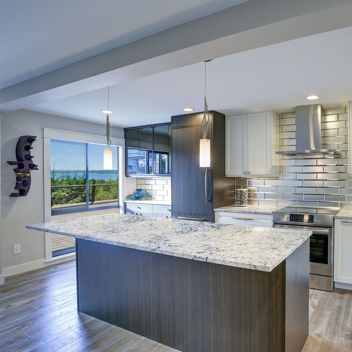 A kitchen with beautiful quartzite countertops