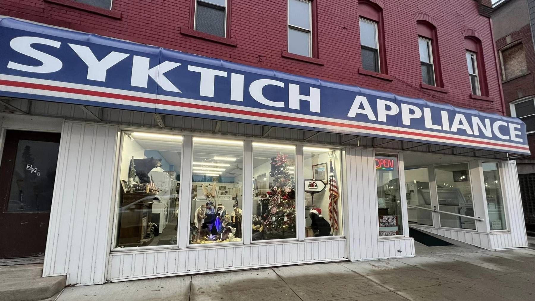 A store front with a sign that says ' syktich appliance ' on it