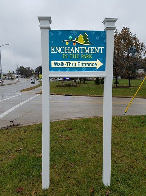 A sign that says enchantment in the park on it