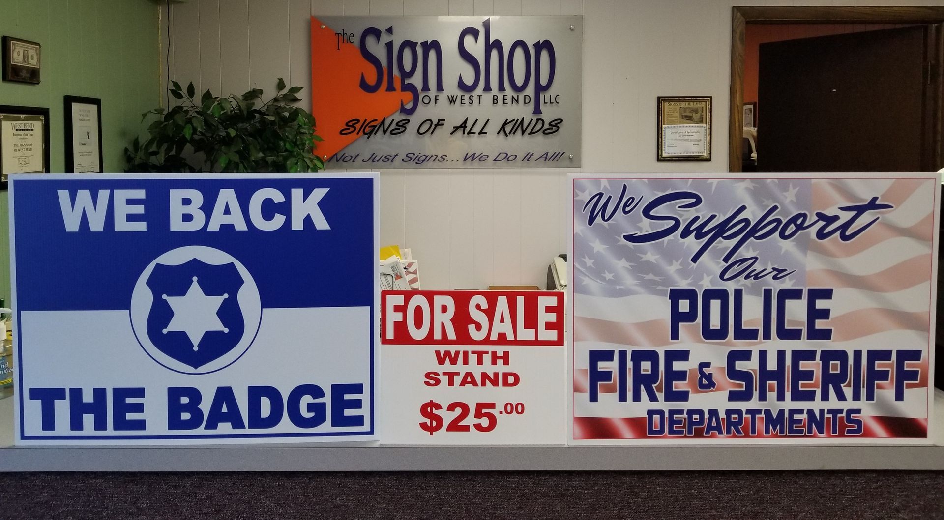 A sign that says we back the badge on it