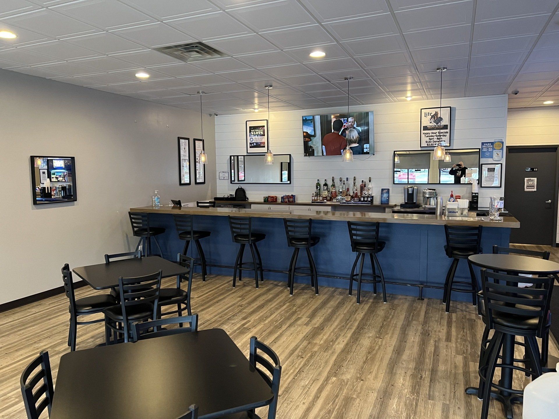 Top Dollar Slots lounge