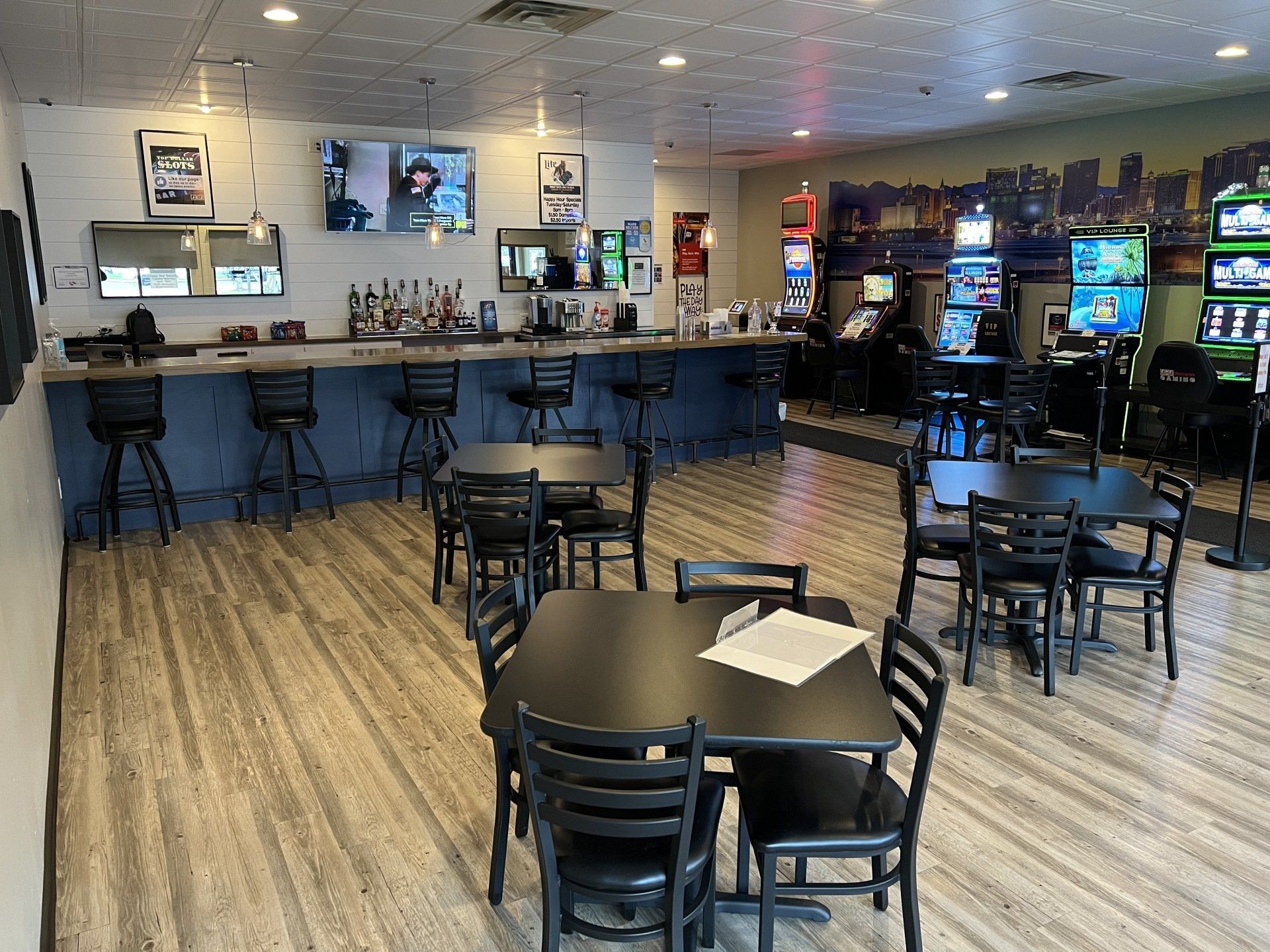 Top Dollar Slots lounge