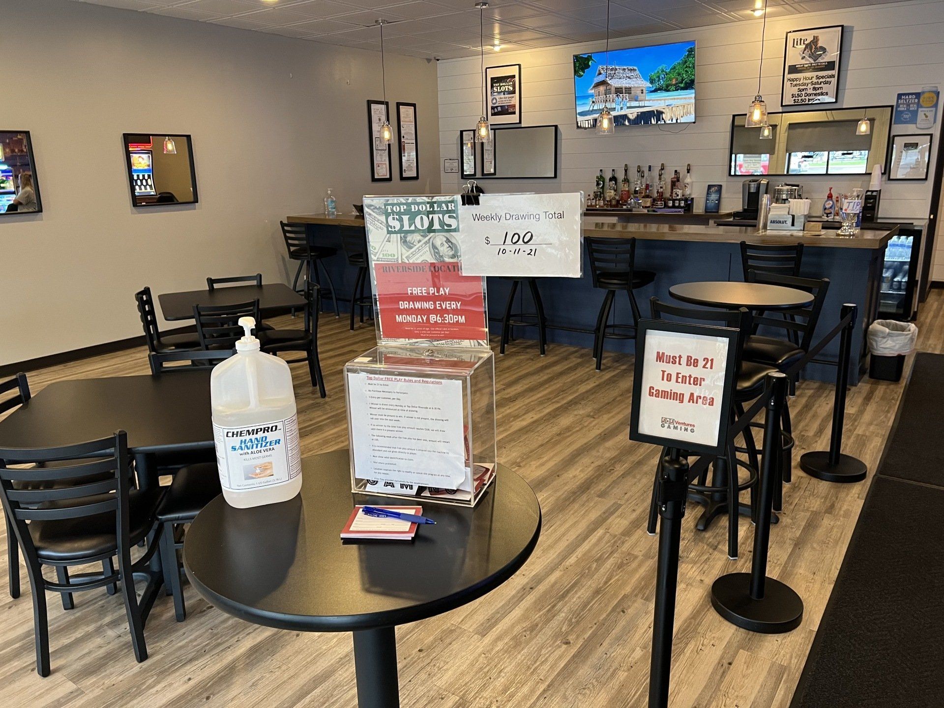 Top Dollar Slots lounge