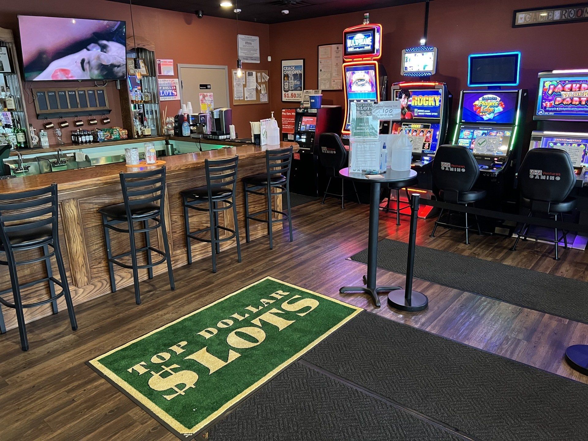 Top Dollar Slots bar and slot machines