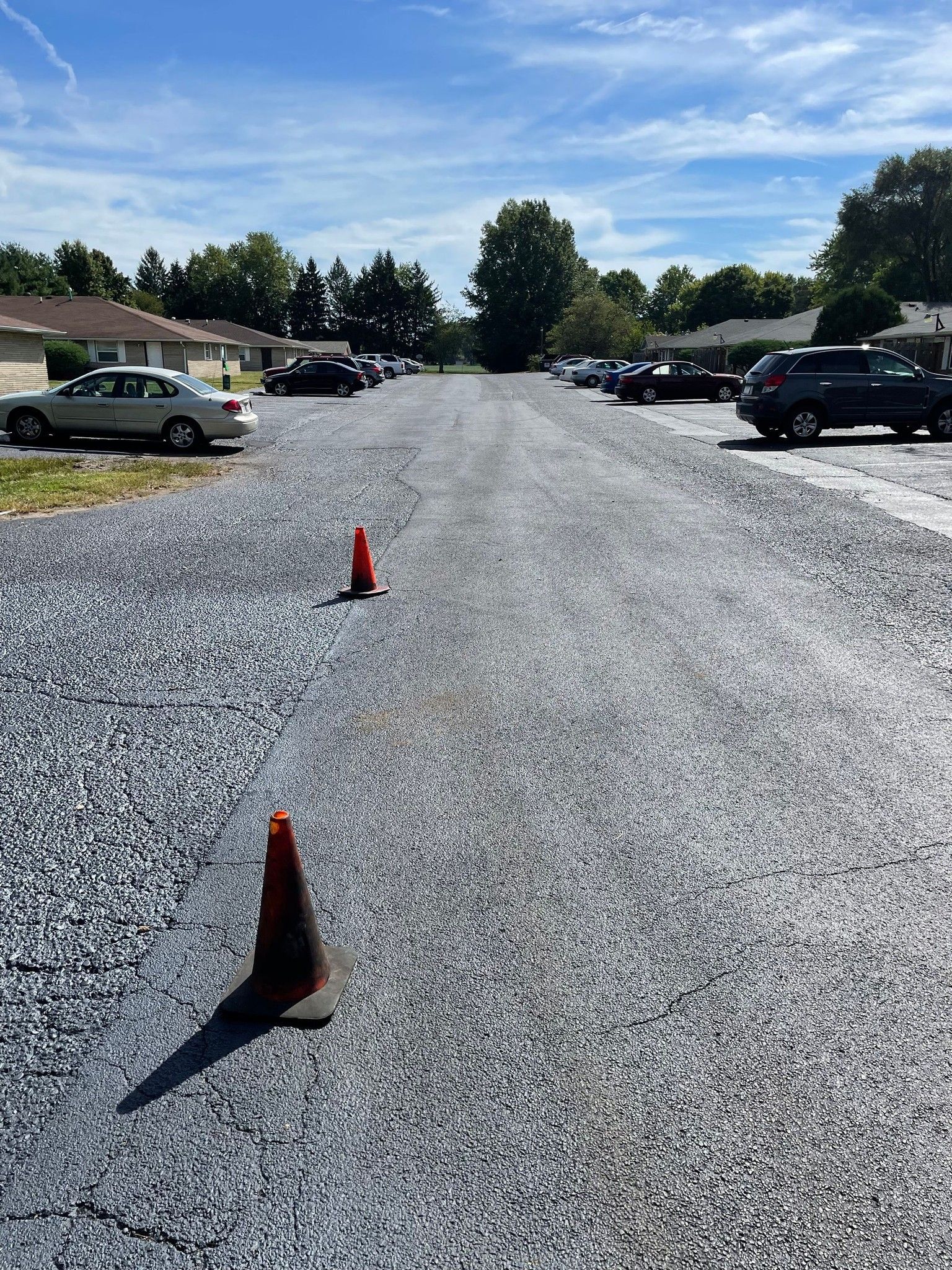 A parking lot with a lot of cars parked in it