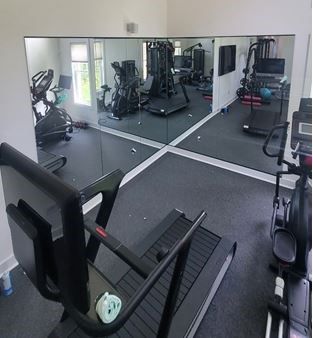 A gym built with two expansive mirrored walls