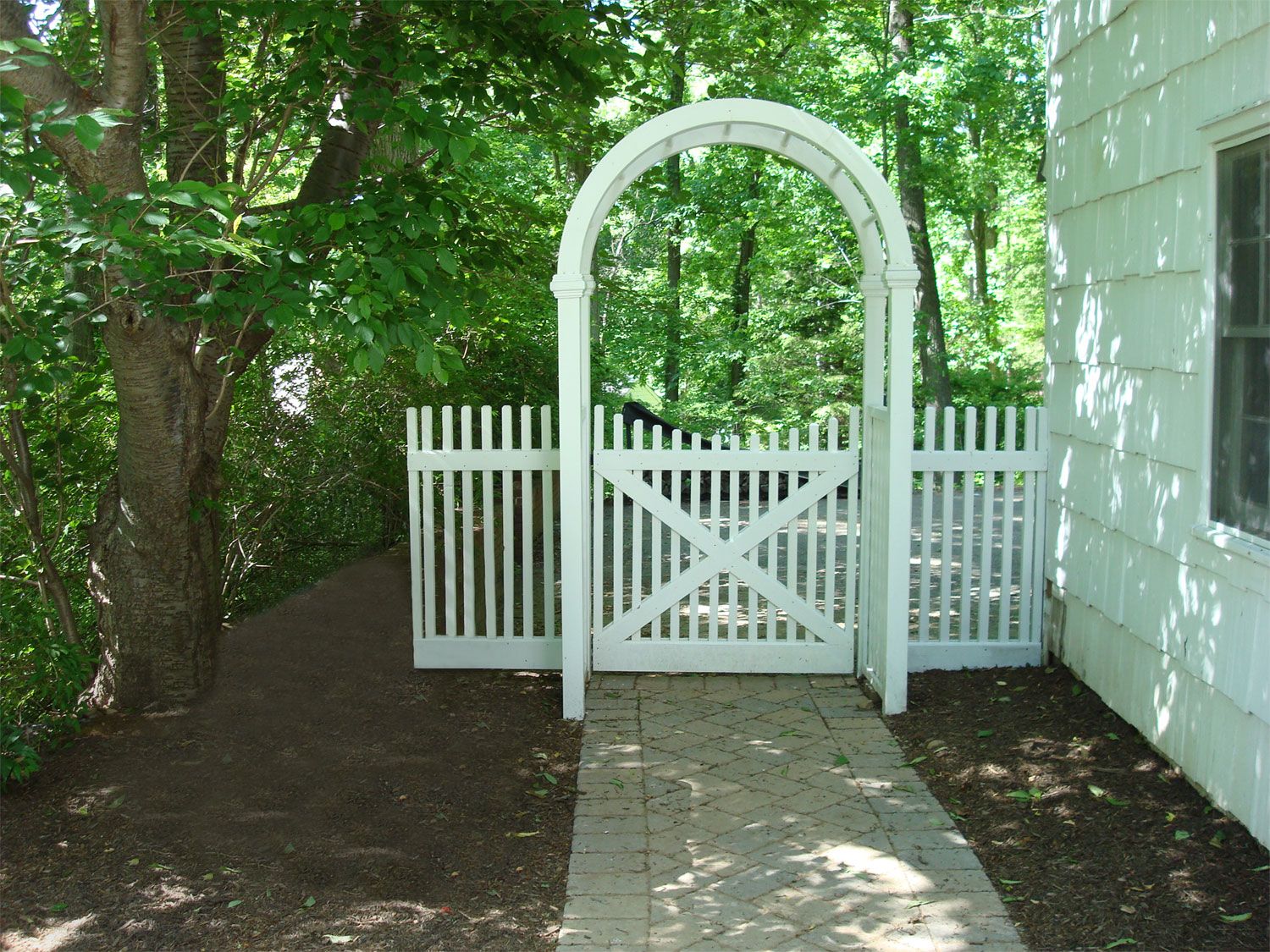 Vinyl gate