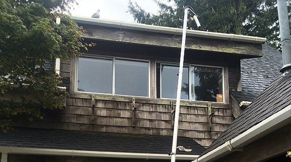Cleaning house gutter with vacuum