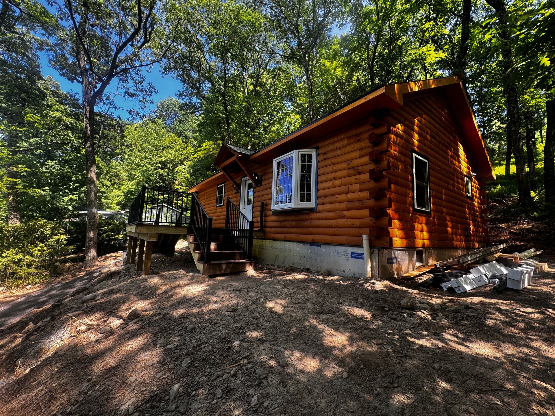 A small log cabin in the middle of a forest
