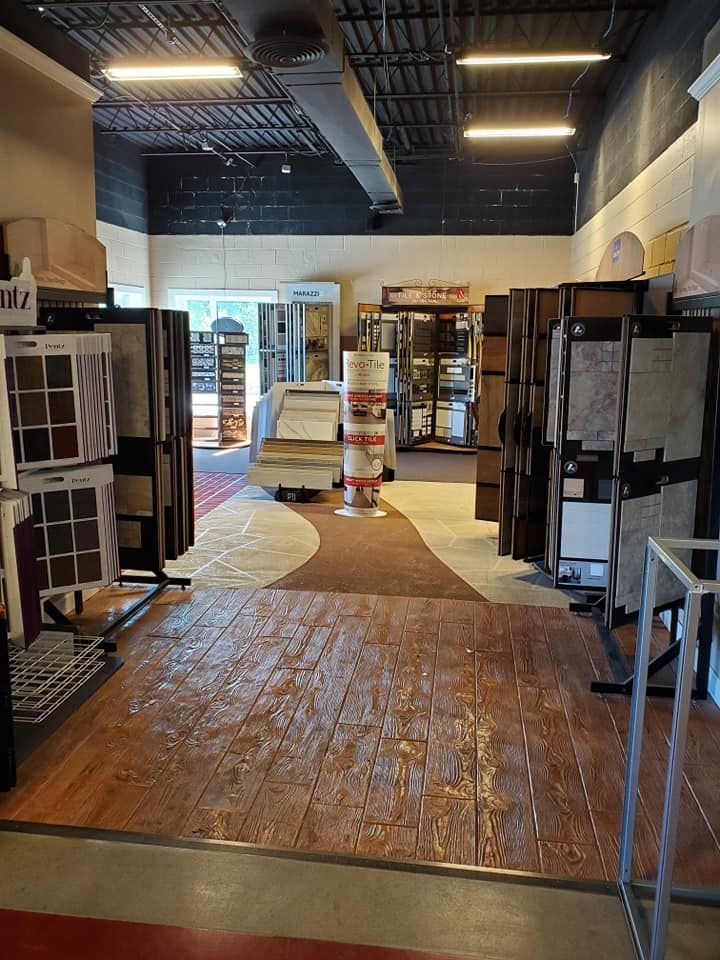 A large room filled with lots of displays of tiles and carpets.