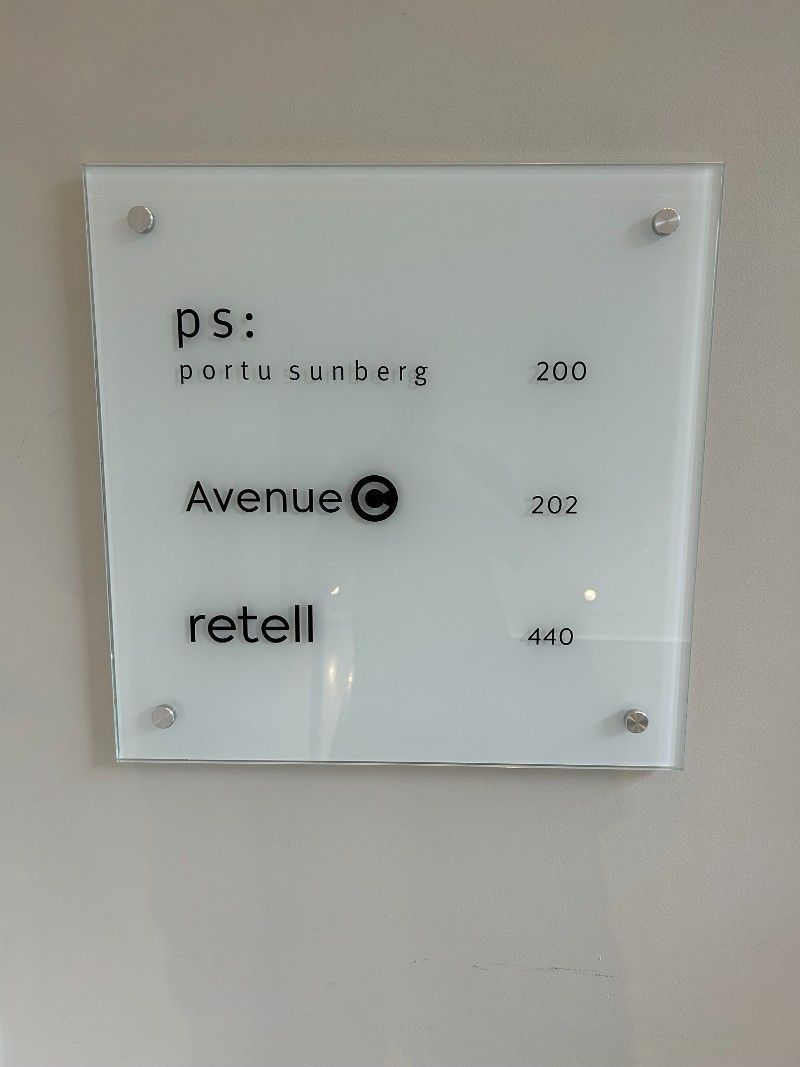 A sign on a wall that says ps avenue retell