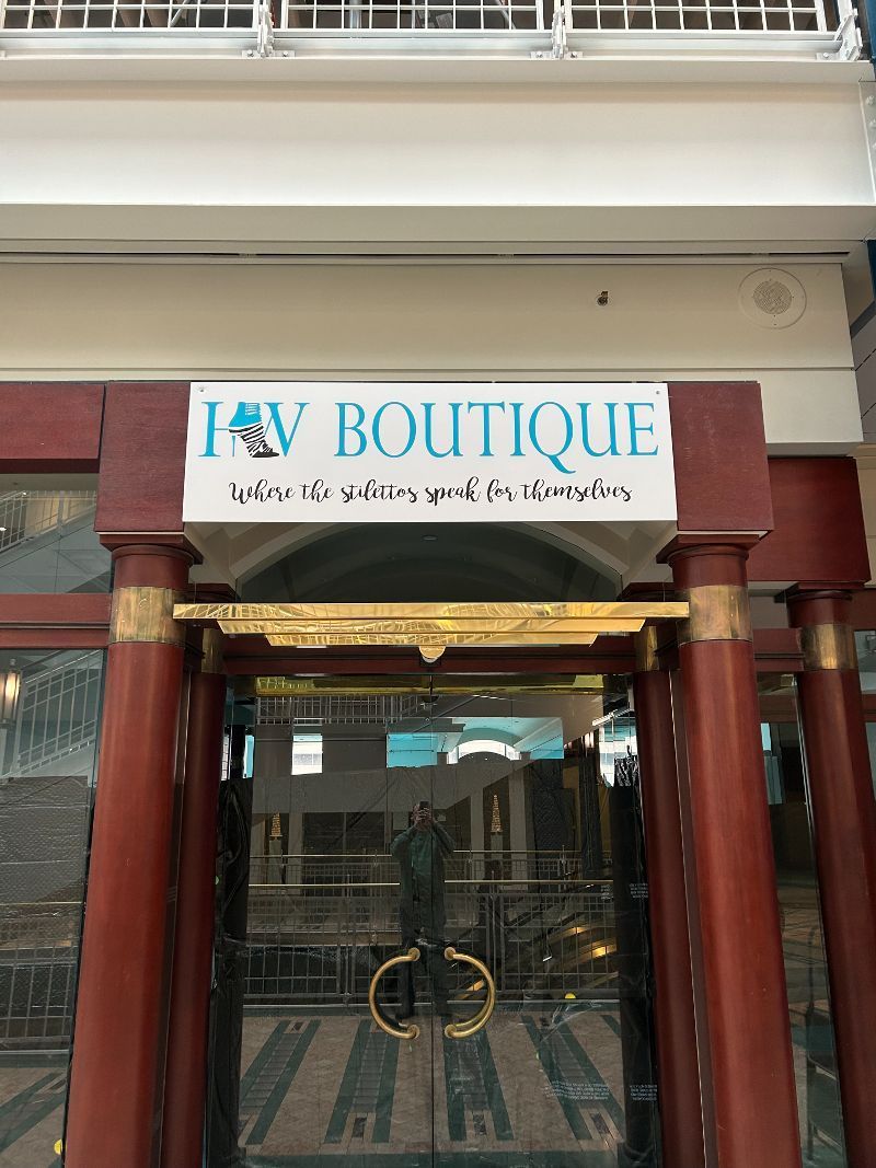 A building with a sign that says boutique on it