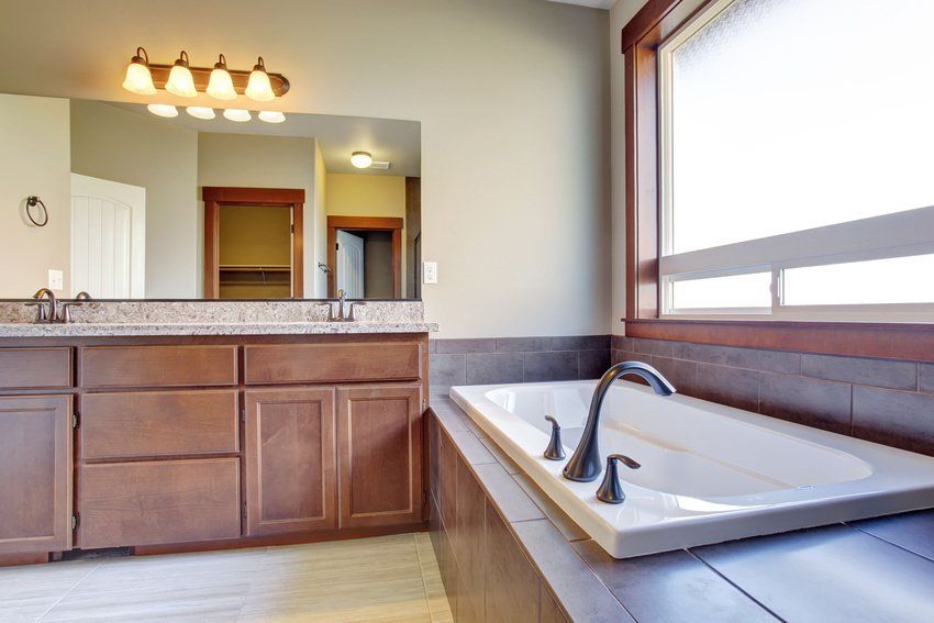 A bathroom with two sinks and a bathtub.