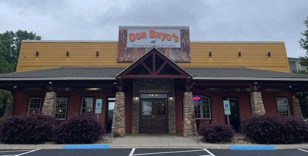 A restaurant with a sign that says ben epps