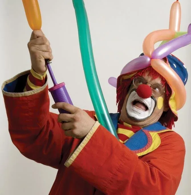 Clown balloonist