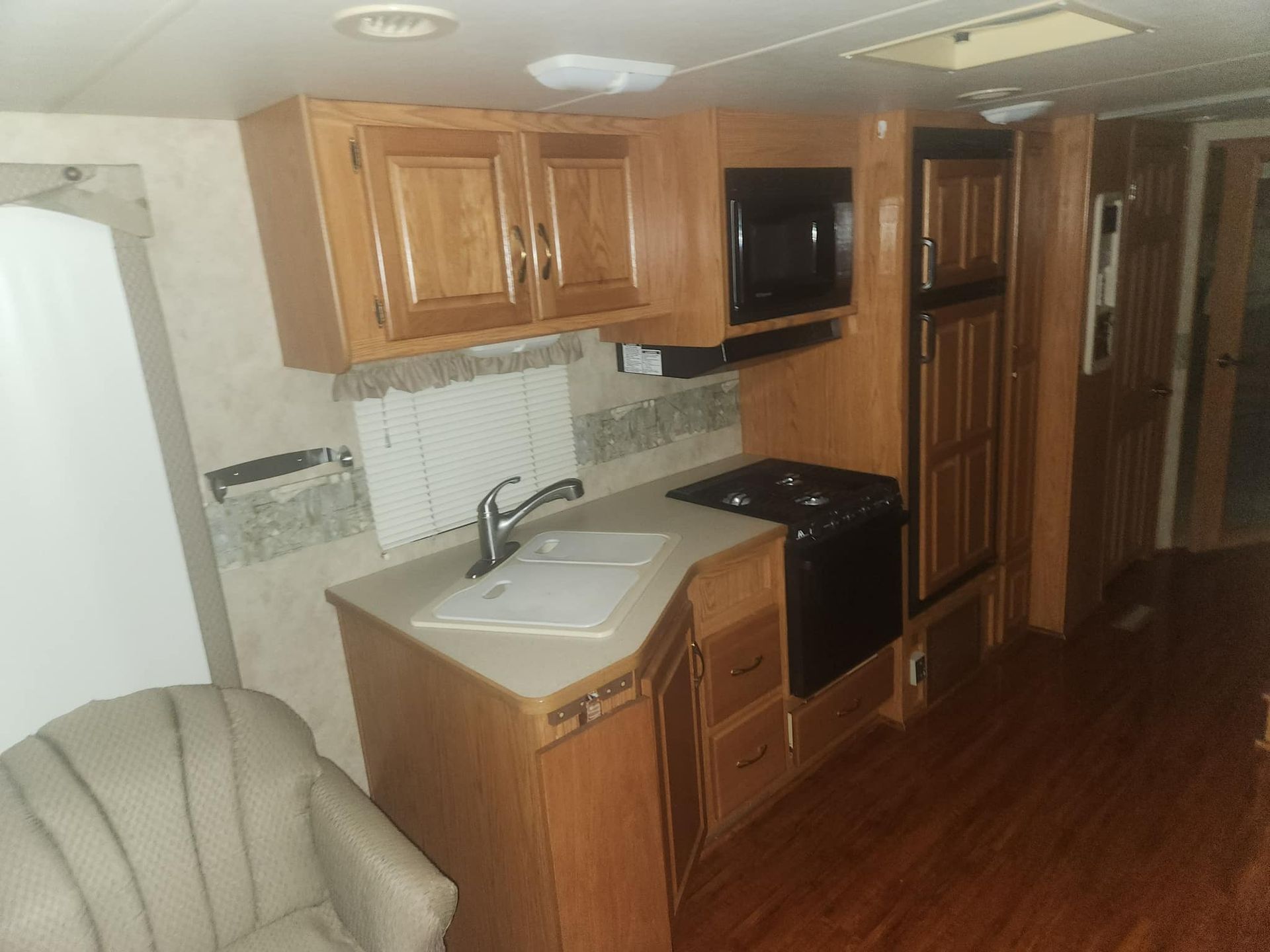 2006 Damon Challenger 372 kitchen