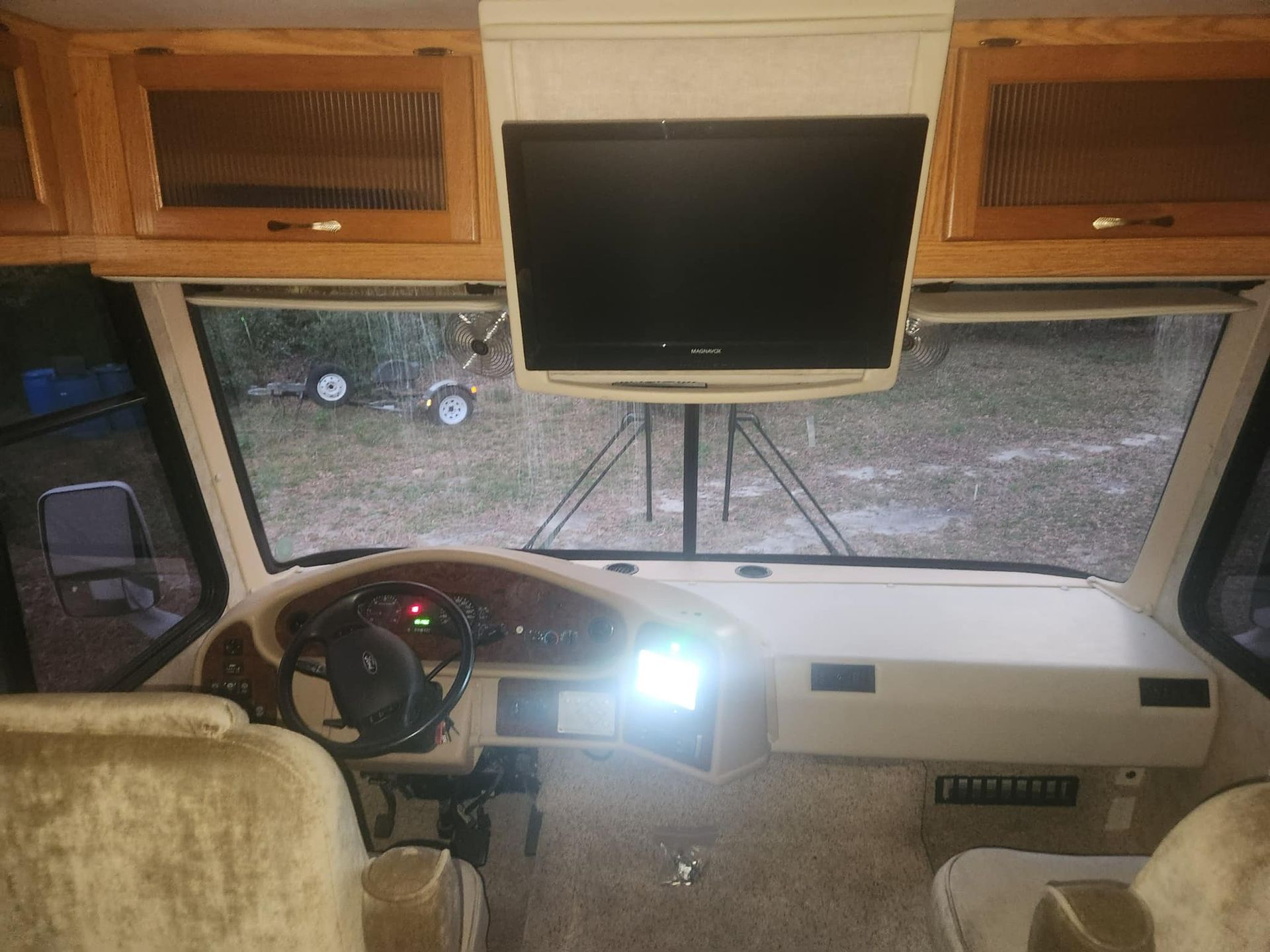 2006 Damon Challenger 372 wind shield