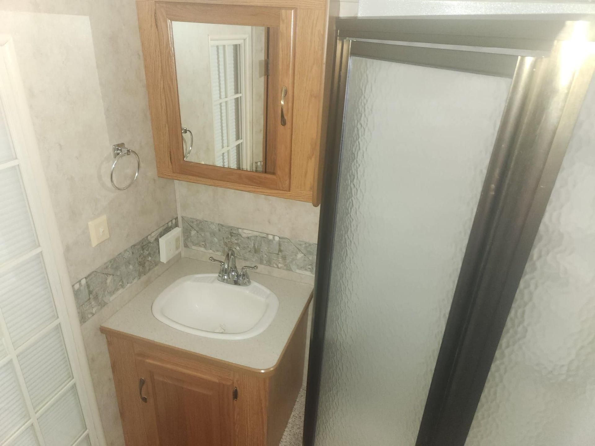 2006 Damon Challenger 372 bathroom