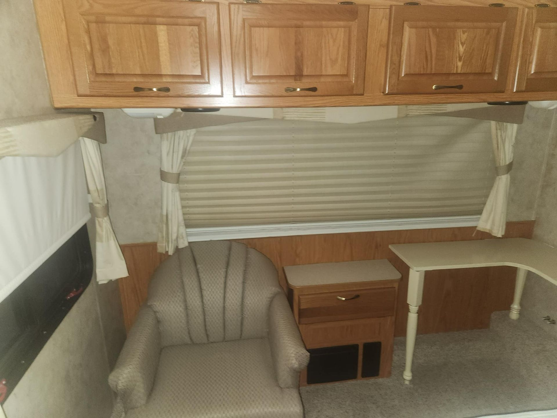 2006 Damon Challenger 372 lounge area