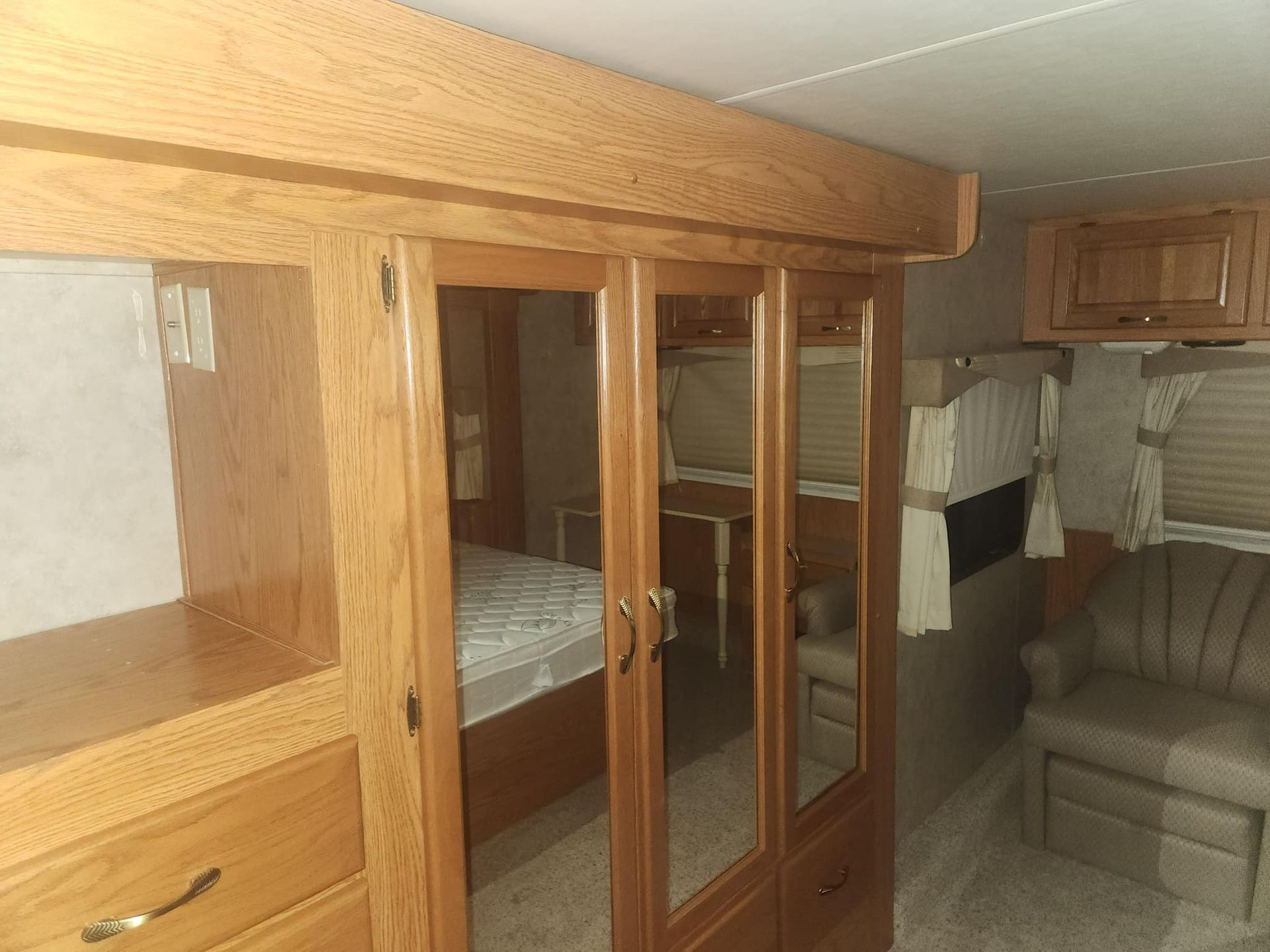 2006 Damon Challenger 372 cabinets