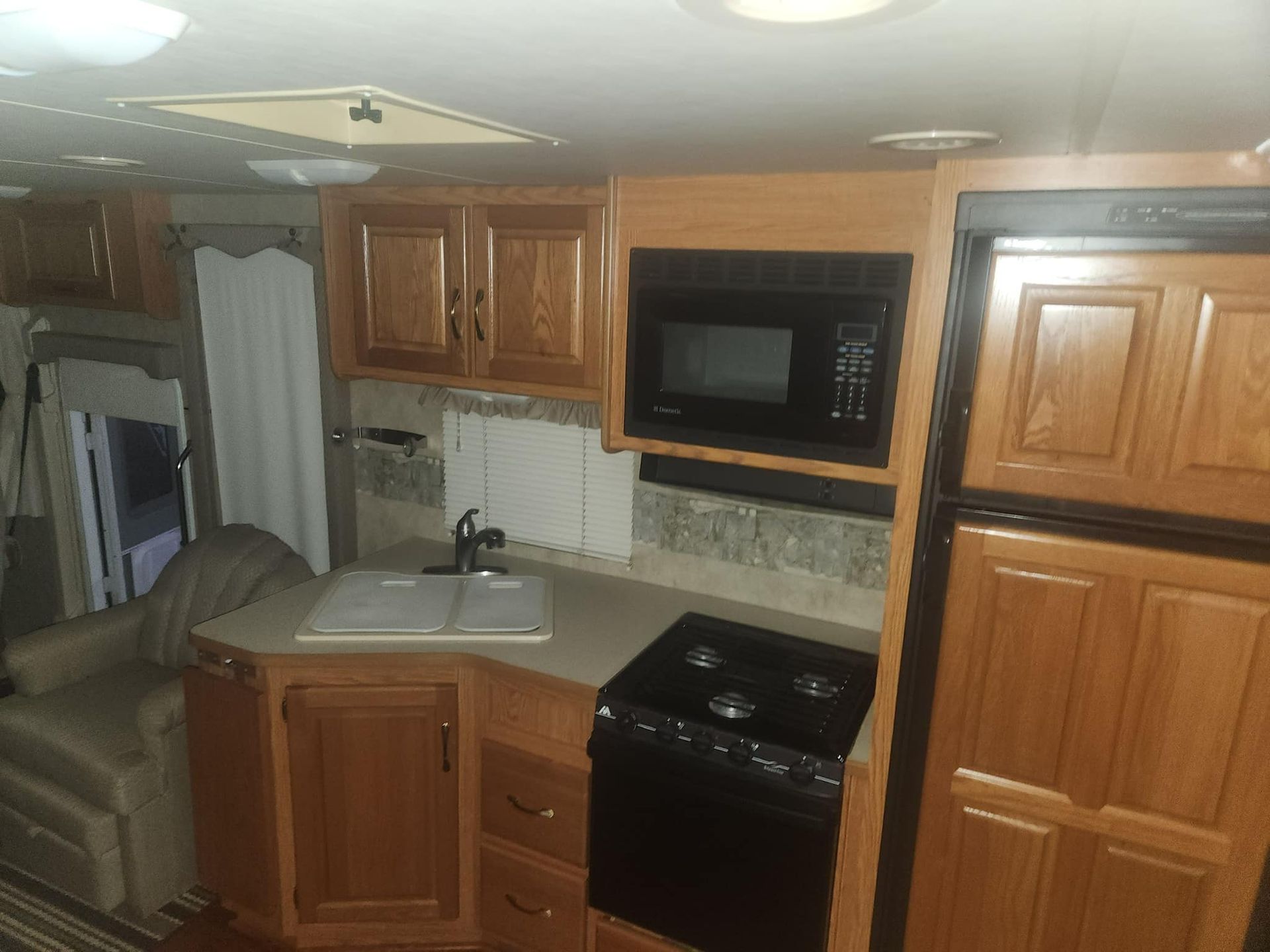 2006 Damon Challenger 372 full kitchen