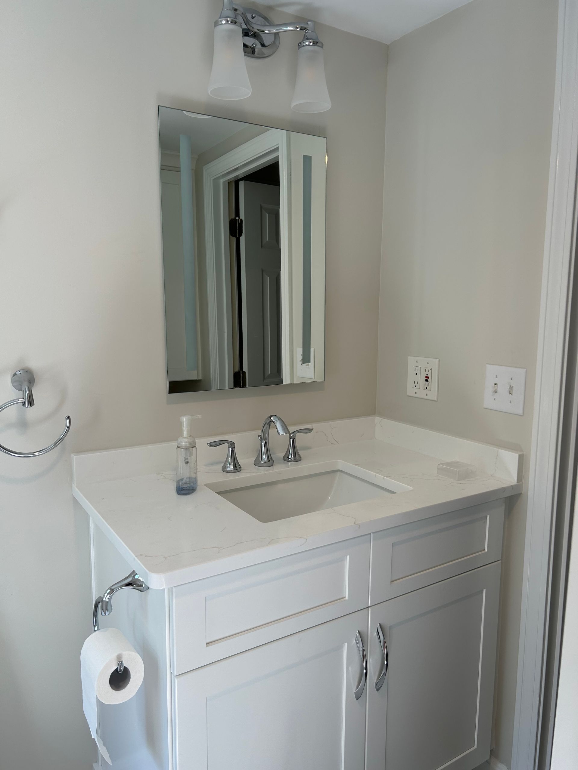 A bathroom with a sink and a mirror