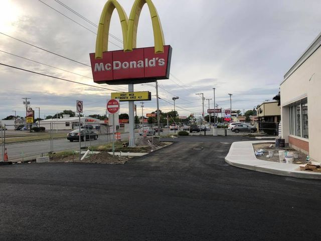 A mcdonald 's restaurant is located on the side of the road