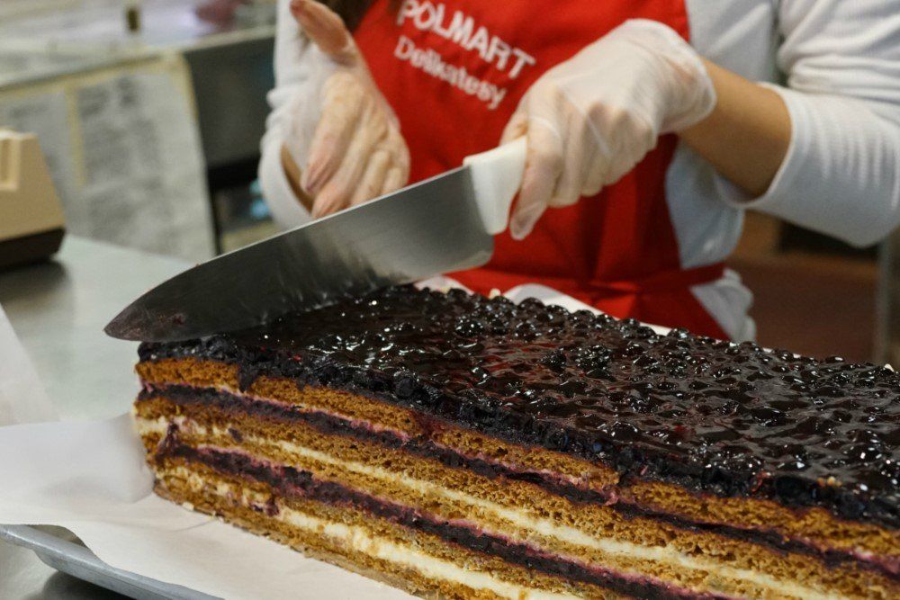 Fruit cake slxing