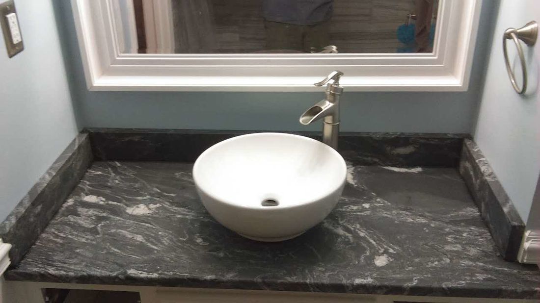 A bathroom with a sink and a mirror.