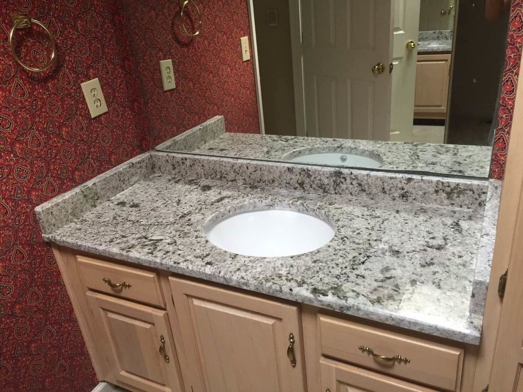 A bathroom with a sink and a mirror.