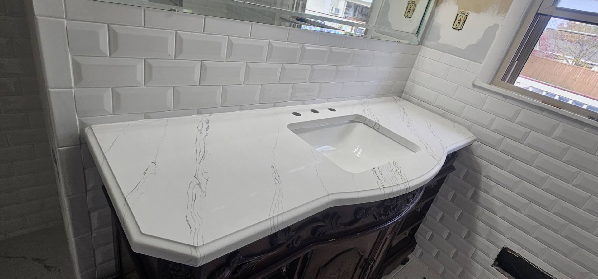 A bathroom with a sink and a mirror.