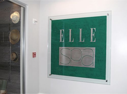 A sign on a wall that says elle sea
