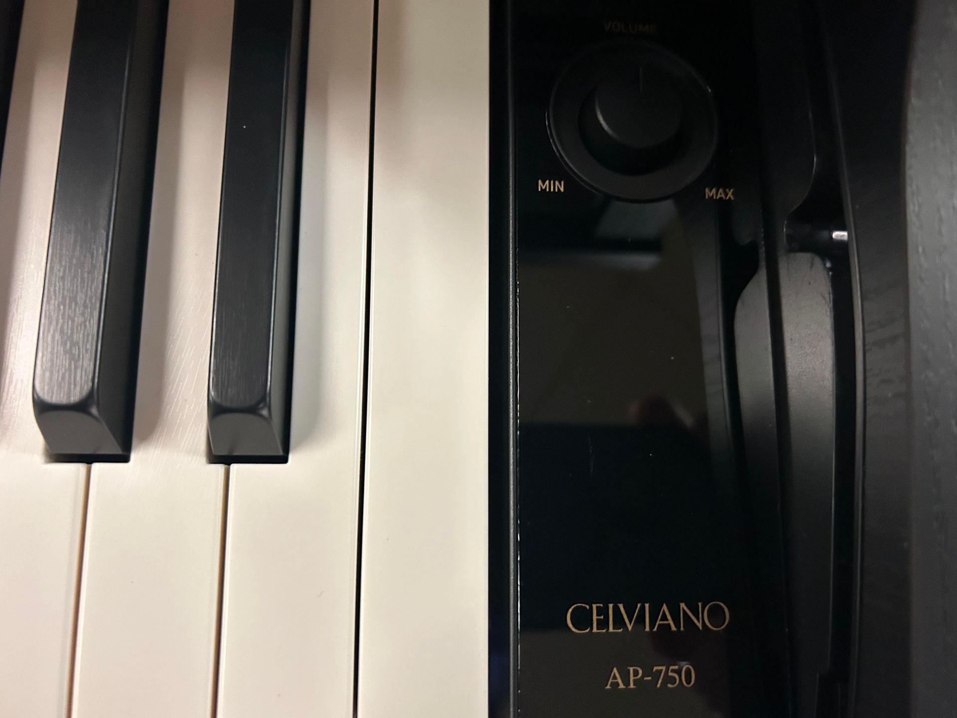 A close up of a black and white piano keyboard