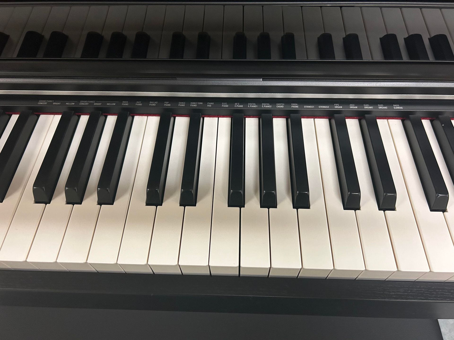 A close up of a piano keyboard with black and white keys