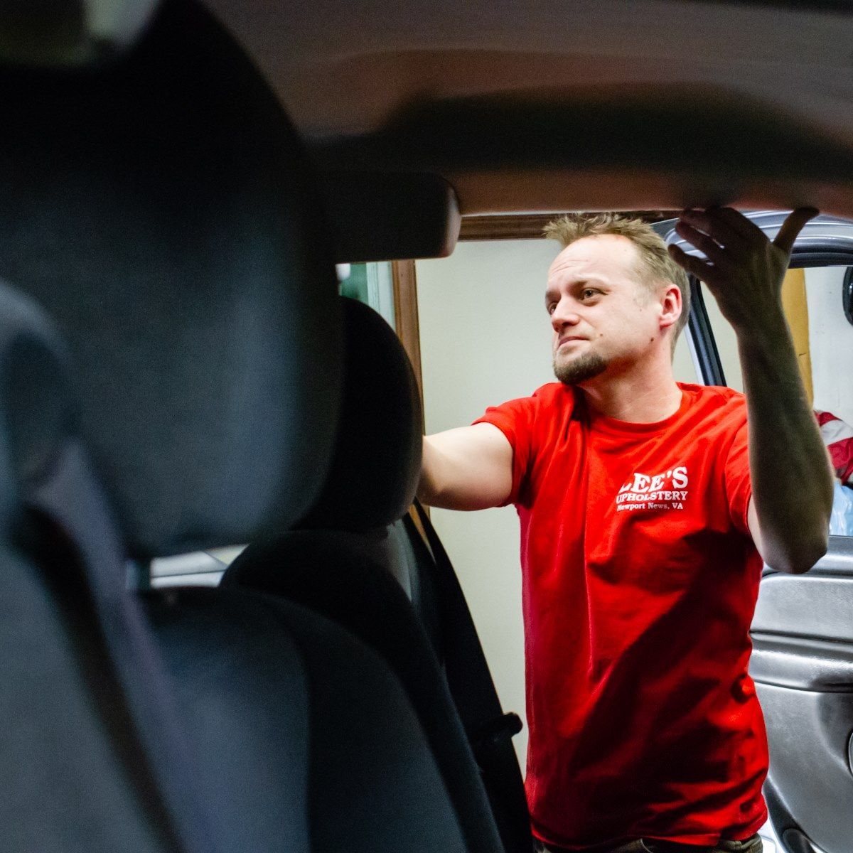 A man wearing a red shirt that says ' rs ' on it