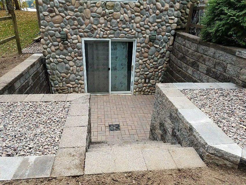 Retaining wall and steps